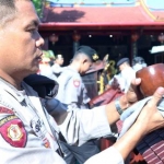 Bersih-bersih jelang Hari Raya Imlek ini dibantu sejumlah anggota Polres Blitar Kota.
