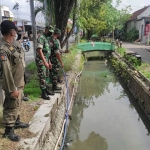 Babinsa Koramil 0830/06 Benowo bersama tiga pilar setempat saat melakukan peninjauan dan pengecekan pada saluran irigasi di wilaya binaannya.