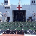 KRI dr Soeharso sedang melakukan sterilisasi usai mengevakuasi kru dari 2 kapal pesiar sekaligus.