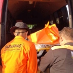 Evakuasi kerangka manusia di muara tambak Desa Segoro Tambak, Kecamatan Sedati, Sidoarjo.