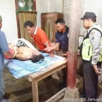 Jenazah korban saat dibaringkan petugas.