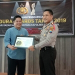 Kapolres Bangkalan AKBP Rama Samtama Putra menerima piagam Juara 2 Kategori Tokoh Pejabat Terfavorit.