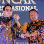 Pj Gubernur Jatim Adhy Karyono saat menerima penghargaan Prapanca Awards 2024 (dok. Ist)