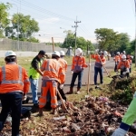 Puluhan karyawan PT SBI menggelar bersih sampah dan tanam pohon di Desa Karangasem, Kecamatan Jenu, Kabupaten Tuban, Jumat (24/6/2022).
