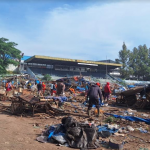 Pembersihan stadion Gelora Brantas Kota Batu setelah pedagang pasar direlokasi 