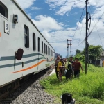 Petugas saat mengevakuasi perempuan tanpa identitas yang tertabrak kereta api di Sidoarjo.