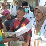 Petugas Dinas Ketahanan Pangan dan Pertanian Kota Blitar memberikan edukasi kepada pedagang usai melakukan pemeriksaan hewan qurban di Pasar Hewan Sudimoro.