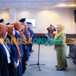 Wakil Bupati Gresik, Aminatun Habibah, saat mengukuhkan anggota inti LKS. Foto: SYUHUD/BANGSAONLINE