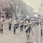 Nyai Hj Farida Salahuddin Wahid saat jadi mayoret drumband PMII pada harlah NU ke-40 di Jakarta. Foto ini menjadi foto dokumentasi NU dan dokumetasi nasional pemerintah RI di museum-museum RI, tapi tak ada caption atau keterangan foto yang jelas. Hanya tertulis acara NU atau Ansor sehingga masyarakat tak tahu kalau foto ini dokumentasi PMII, yaitu drumband PMII dengan mayoret Nyai Hj Farida Salahuddin Wahid, istri Ir KH Salahuddin Wahid. foto: ISTIMEWA/ BANGSAONLINE.com