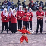 Wali Kota Pasuruan, Adi Wibowo terhibur saat melihat pertunjukan silat dari anak TK. 