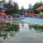 SEPI: Obyek wisata berupa kolam renang sepi pengunjung karena kurang terawat. Tampak banyak tumbuhan lumut  di sekitar kolam. foto: suwandi/ BANGSAONLINE