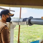 Bupati Lindra meninjau program bantuan modal usaha pipanisasi untuk lahan pertanian di Desa Jatimulyo, Kecamatan Plumpang.