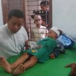 Salah seorang bocah yang sedang dikhitan. (haris/BANGSAONLINE)