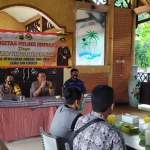 Kapolres Jombang, AKBP Agung Setyo Nugroho saat memberikan sambutan pada puluhan wartawan. (foto: AAN AMRULLOH/ BANGSAONLINE)