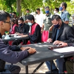 Para pelanggar saat menjalani sidang di tempat. (foto: ist).