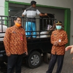 Edy Rasidy, Sekda Sumenep, didampingi Kepala Dinas Perindustrian dan Perdagangan, Agus Dwi Saputra, dan Kepala Bagian Perekonomian Ach. Laili Maulidy. melakukan pemantauan sejumlah distributor sembako di Pasar Anom Sumenep.