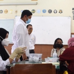 Wali Kota Kediri Abdullah Abu Bakar didampingi Kepala Dinkes Kota Kediri dr. Fauzan Adima saat meninjau pelaksanaan vaksinasi di SMA Negeri 1 Kota Kediri. foto: ist.