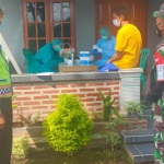 Anggota koramil dan polsek setempat saat mendampingi tracing kontak erat dengan pasien.