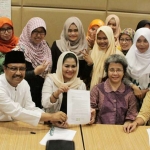 Gus Ipul dan Puti foto bersama usai pertemuan dengan Jaringan Pendamping Perempuan dan Anak (JPPA) pada acara bertajuk Workshop Pemetaan Impian Situasi Perempuan dan Anak Jawa Timur, Senin (9/4).