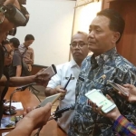 Pj Sekda Prov. Jatim dan Kepala BKD Jatim saat pers rilis terkait Penerimaan Seleksi Tes CPNS Pemprov Jatim 2018. foto: YUDI A/ BANGSAONLINE