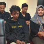 Eko Purnomo Bersama Ibunya Di Polda Metro Jaya