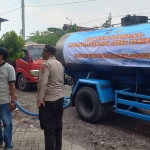 Truk tangki untuk membantu warga terdampak banjir di Tanggulangin, Sidoarjo.