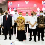 Gubernur Khofifah bersama Wagub Emil menghadiri pelantikan Pengurus Kadin Jawa Timur Periode 2019-2024 .