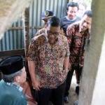 Bupati Syahri Mulyo saat mendatangi Mbah Miran di gubuknya.