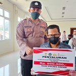 
Makruf (48), menunjukkan bantuan program BTPKLWN Rp 600 Ribu. foto: SYUHUD/BANGSANLINE.com