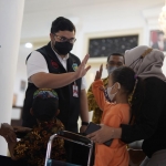 TOS: Bupati Kediri Hanindhito Himawan Pramana menyapa salah satu anak penyandang disabilitas usai menyerahkan bantuan. foto: ist.