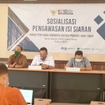 Sosialisasi pengawasan isi siaran di aula kantor KPID Jatim, Selasa (28/12/2021). foto: DIDI ROSADI/ BANGSAONLINE