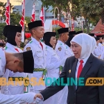 Gubernur Khofifah saat mengukuhkan 76 Paskibraka Jatim 2023. Foto: DEVI FITRI AFRIYANTI/BANGSAONLINE