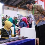 Baddrut Tamam saat meninjau pameran potensi daerah-daerah di Indonesia pada kegiatan Apkasi Otonom Expo 2019 di Jakarta Convention Centre Senayan Jakarta.