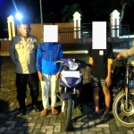 Dua pelaku berinisial AIM dan ZB saat diamankan di Polres Blitar atas dugaan pencurian sepeda motor. Foto: Dok. Polres Blitar.
