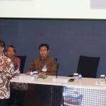 Direktur Utama Semen Indonesia Rizkan Chandra memaparkan kinerja PT Semen Indonesia (Persero) Tbk. foto: SYUHUD/ BANGSAONLINE
