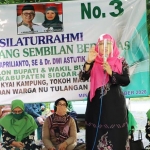 Silaturahmi Tim Bintang Sembilan Berkelas Kelana-Astutik bersama kiai kampung, tokoh masyarakat, dan Warga NU Tulangan, Minggu (25/10/2020) sore. (foto: ist)