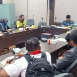 Belasan orang dari Ormas Gaib Perjuangan dan L-KPK mendatangi Komisi III DPRD Kabupaten Pasuruan, Kamis (25/3/2021). (foto: ist)