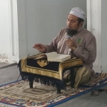 KH Moh Jaiz Badri Masduki saat mememberikan pengajina Kitan Shahih Bukhari dan Ihya Ulumiddin di Pondok Pesantren Badrul Islam, Peleyan Panarukan, Situbondo, Ahad (21/08/2022). Foto: Syaiful Bahri/BANGSAONLINE.com