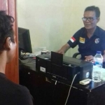 Pengedar narkoba sedang diinterogasi petugas.