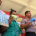 Kapolres Kediri AKBP Roni Faisal Saiful Faton menunjukkan barang bukti dan tersangka pemilik panti pijat. foto: Arif Kurniawan/ BANGSAONLINE