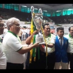 Direktur Utama PG Nugroho Christijanto didampingi Wabup Moh. Qosim menunjukkan piala bergilir PGFC. foto: SYUHUD/ BANGSAONLINE