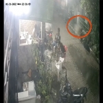 Tangkapan layar video rekaman CCTV yang memperlihatkan adanya bayangan putih di sebuah perumahan di Sidoarjo.