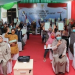 Sebanyak 56 warga Kelurahan Pohjentrek, Kecamatan Purworejo, Kota Pasuruan, usai menerima sertifikat PTSL, Senin (9/11/20).