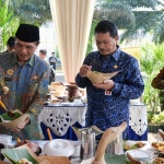 Wakil Wali Kota Madiun, Sugeng Rismiyanto (kiri) dan Sekda Maidi saat menikmati pecel. foto: HENDRO/ BANGSAONLINE