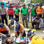 SIMULASI: Petugas BPBD Sidoarjo saat memperagakan penanganan korban penanganan puting beliung, di Alun-alun Sidoarjo, Rabu (4/12). foto ist