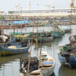 Perahu nelayan-nelayan di Gresik saat ditambat. foto: SYUHUD/ BANGSAONLINE