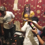 Ketua Komisi B DPRD Jember Siswanto mendapati pengunjung karaoke dan pemandu lagu sedang mengonsumsi miras di salah satu room Camp