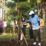 Wali Kota Kediri Vinanda Prameswati saat menyiram air usai menanam pohon di Taman Brantas. (Ist)
