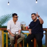 Bupati Kediri Hanindhito Himawan Pramana (kanan) dalam podcast Asumsi Distrik bersama Pangeran Siahaan. foto: ist.