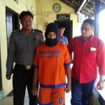 Pelaku sedang dikeler petugas Polsek Krembung Sidoarjo.